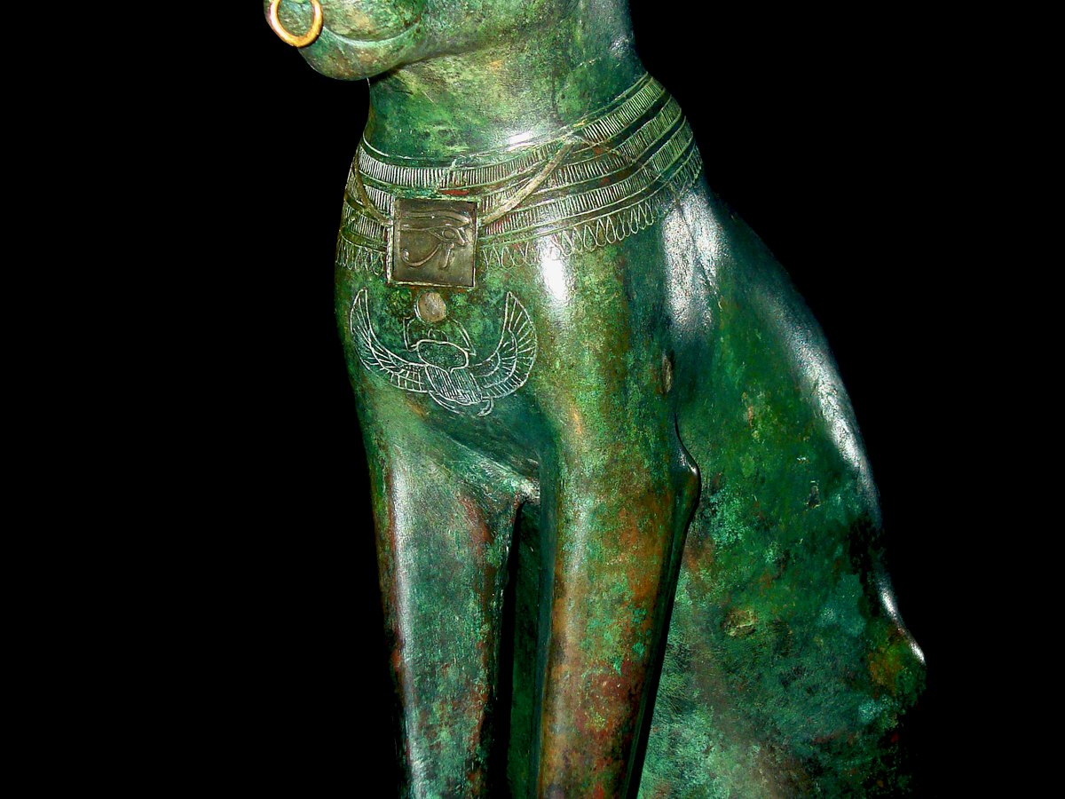 Bronzestatue der ägyptischen Göttin Bastet mit Katzenkopf